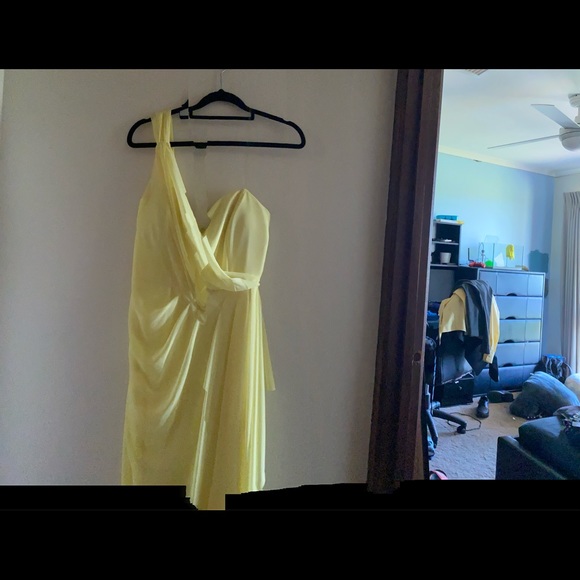 One shoulder full length yellow formal dress worn once size 12 very flattering - Picture 6 of 6